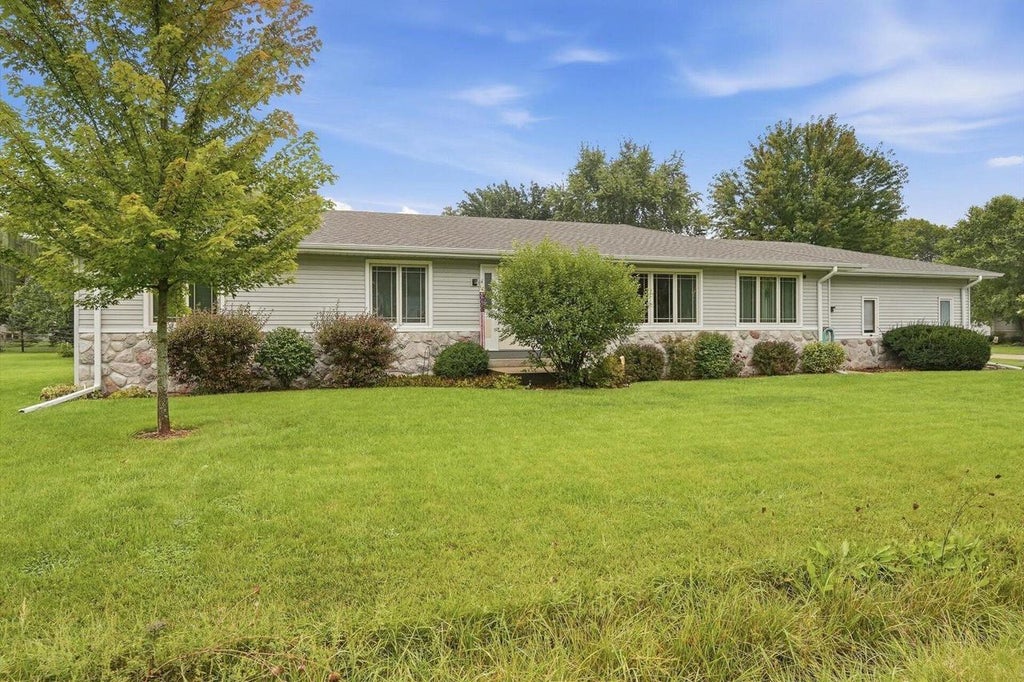 Photo of 1014 N Meadow DRIVE, Silver Lake, WI 53170 (MLS # 1983757)