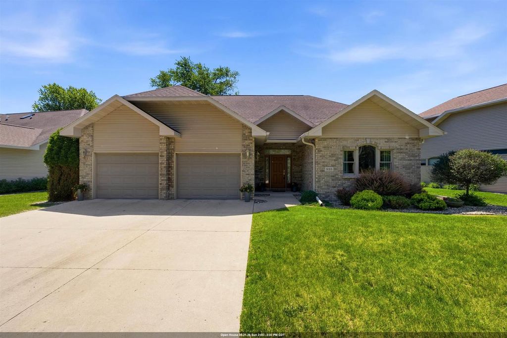 Photo of 935 Brighton DRIVE, Menasha, WI 54952 (MLS # 50327651)
