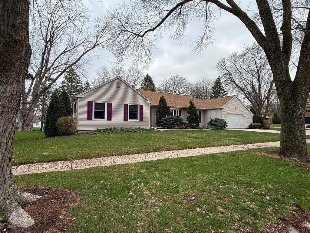 Photo of 811 Ellen LANE, Fond Du Lac, WI 54935 (MLS # 1958228)