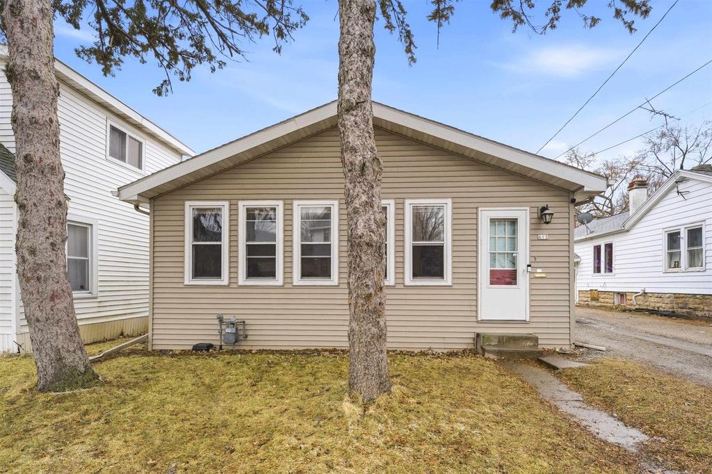 Photo of 613 Shawano AVENUE, Oshkosh, WI 54901 (MLS # 50322196)