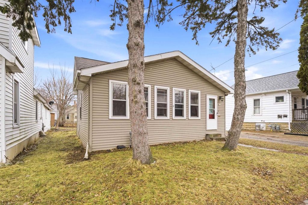 Photo of 613 Shawano AVENUE, Oshkosh, WI 54901 (MLS # 50322196)