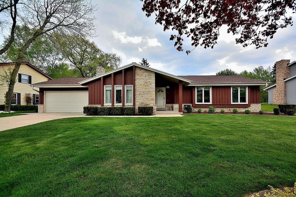 Photo of W224N2618 Ridgewood LANE, Waukesha, WI 53186 (MLS # 1961852)