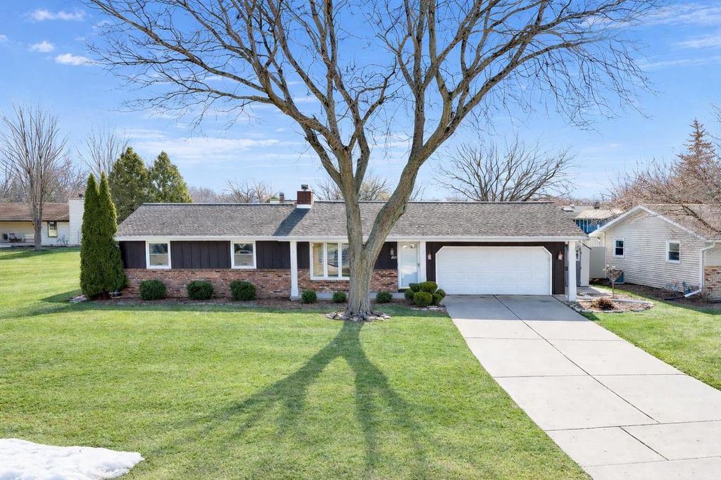 Photo of 2121 Rose Frances COURT, Green Bay, WI 54311 (MLS # 50323264)