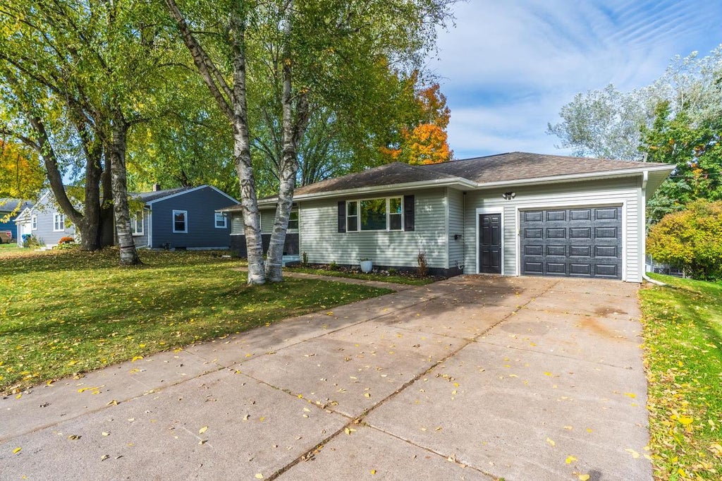 Photo of 1540 Summit DRIVE, Wausau, WI 54401 (MLS # 22605002)