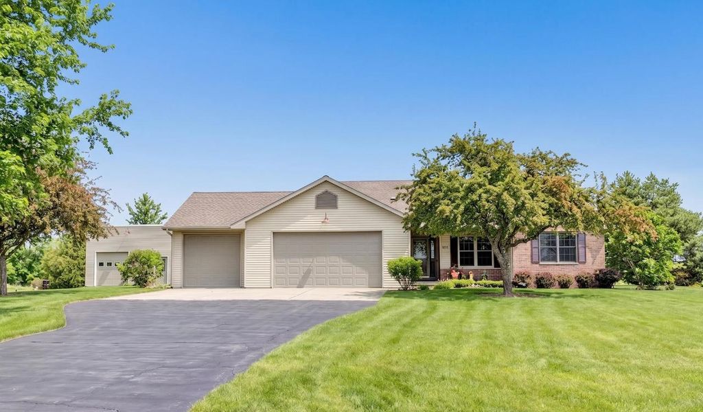 Photo of 1072 Traboh COURT, De Pere, WI 54115 (MLS # 50325338)