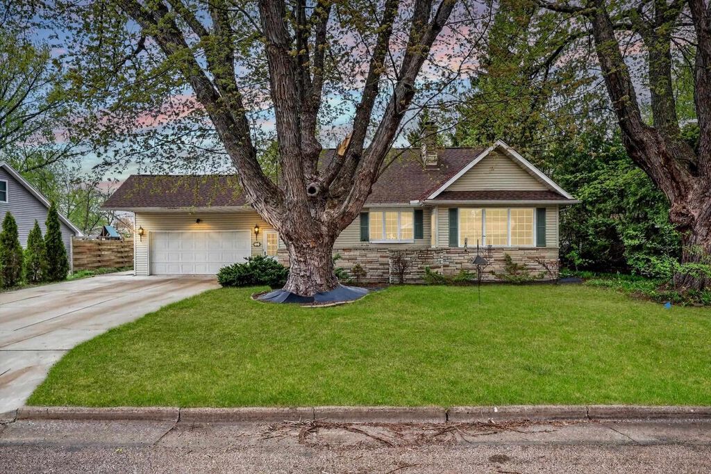 Photo of 540 19th Avenue South AVE, Wisconsin Rapids, WI 54495 (MLS # 22601882)