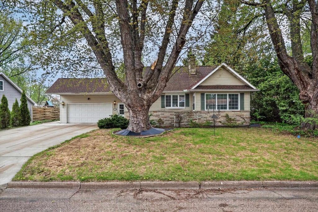 Photo of 540 19th Avenue South AVE, Wisconsin Rapids, WI 54495 (MLS # 22601882)