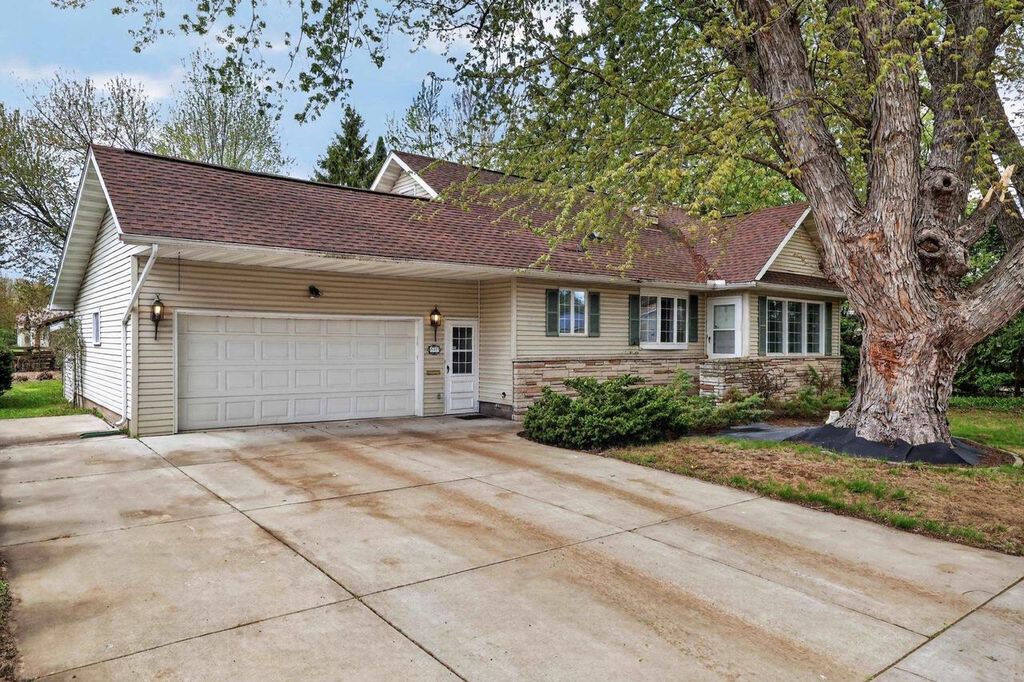 Photo of 540 19th Avenue South AVE, Wisconsin Rapids, WI 54495 (MLS # 22601882)