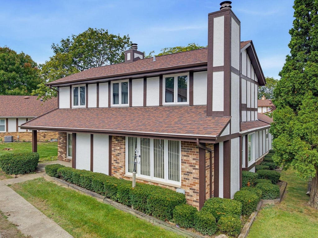 Photo of 5309 Somerset LANE S LANE S, Greenfield, WI 53221 (MLS # 1982328)