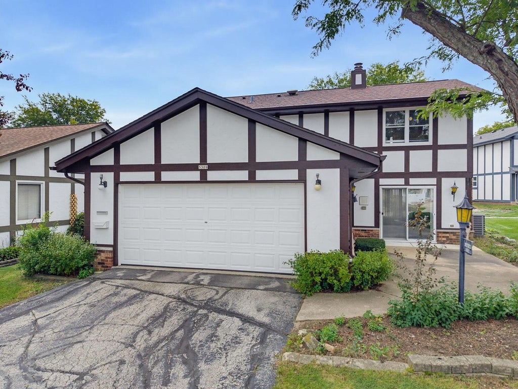 Photo of 5309 Somerset LANE S LANE S, Greenfield, WI 53221 (MLS # 1982328)