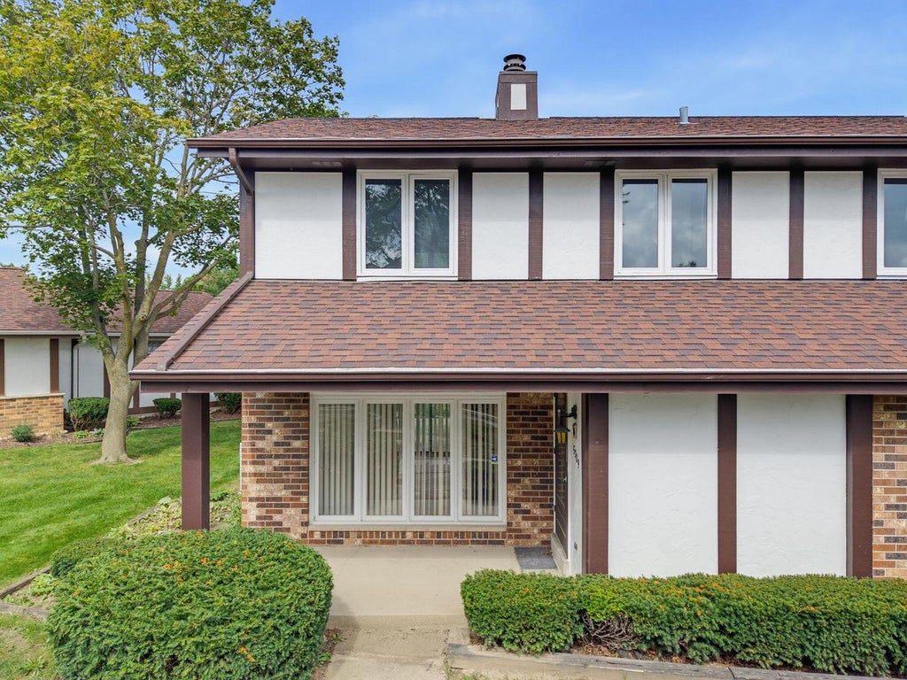 Photo of 5309 Somerset LANE S LANE S, Greenfield, WI 53221 (MLS # 1982328)
