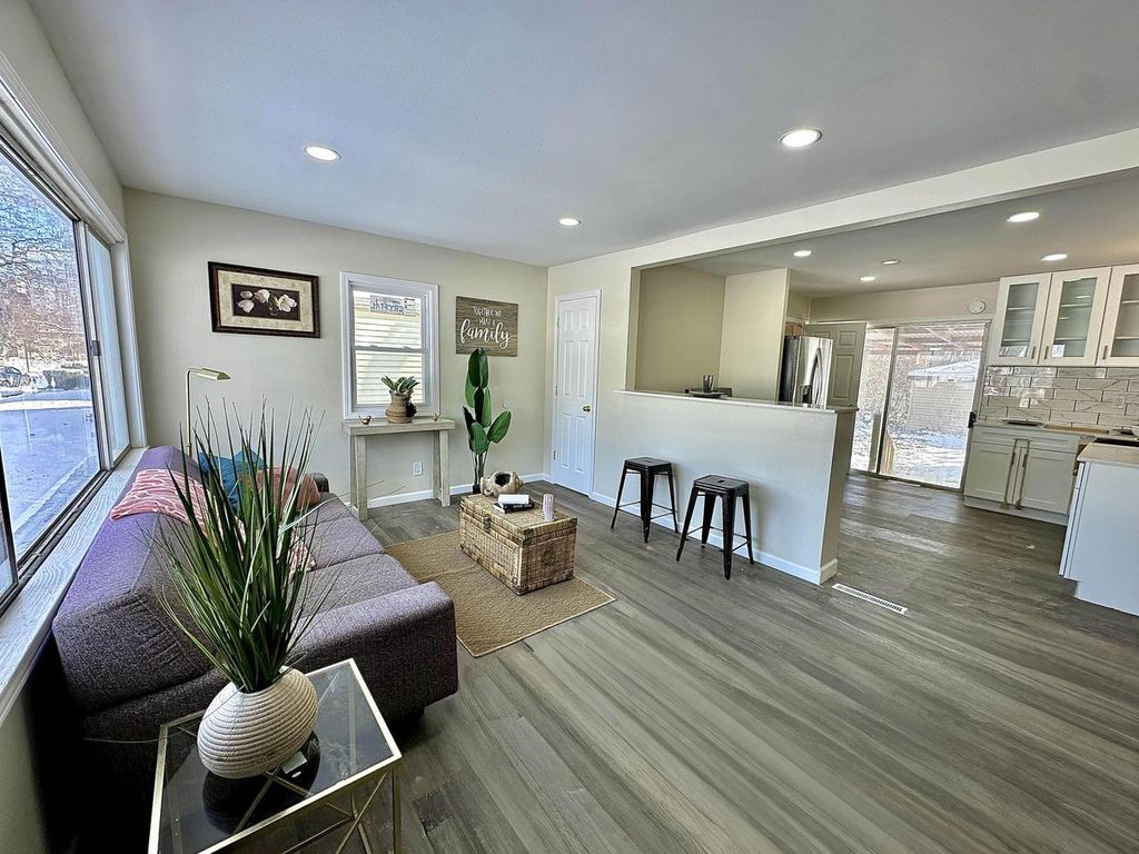 Photo of 8133 W Glen AVENUE, Milwaukee, WI 53218 (MLS # 1945130)