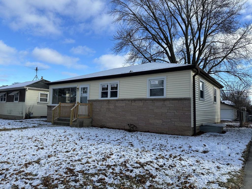 Photo of 8133 W Glen AVENUE, Milwaukee, WI 53218 (MLS # 1945130)