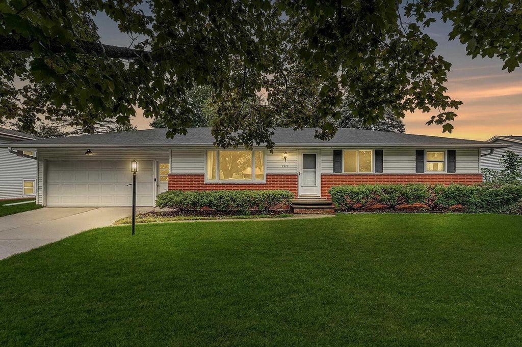 Photo of 1315 April LANE, Green Bay, WI 54304 (MLS # 50333568)