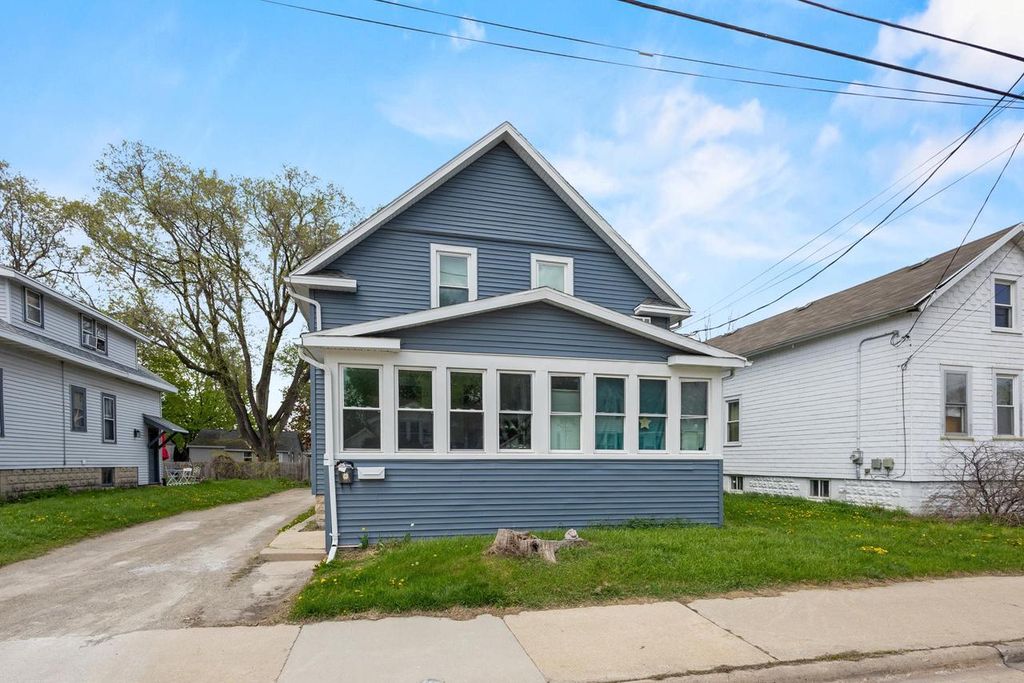 Photo of 438 W 9th AVENUE, Oshkosh, WI 54901 (MLS # 50325205)
