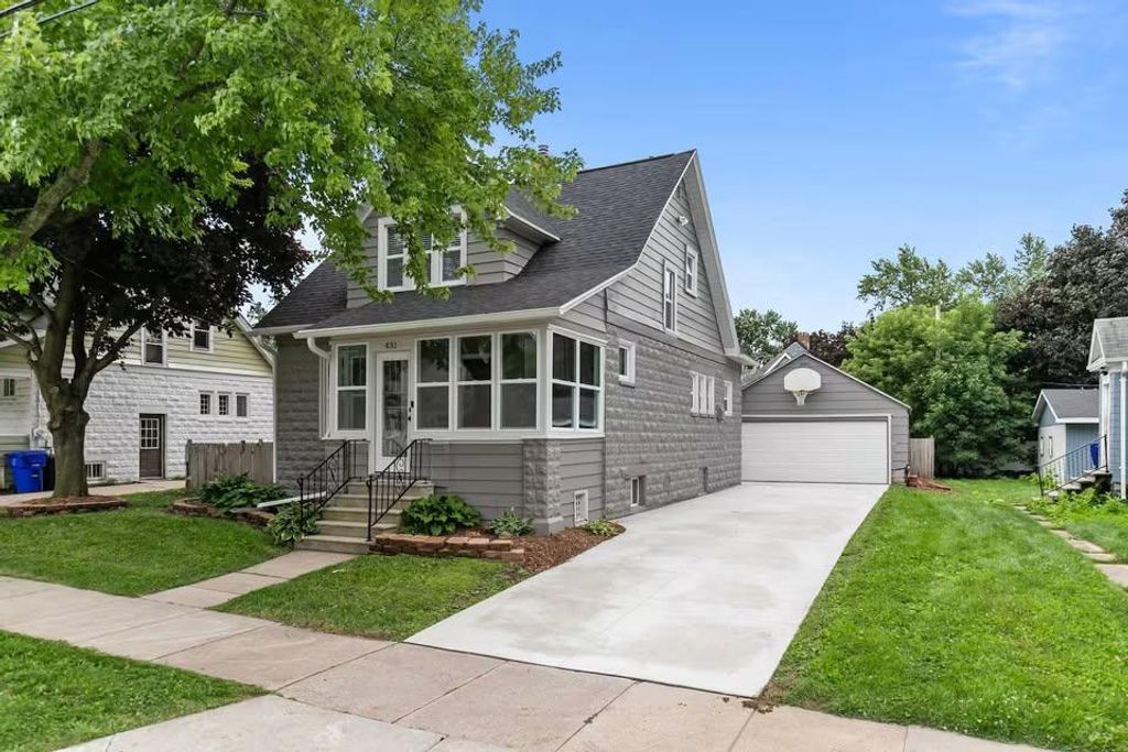 Photo of 431 E Summer STREET, Appleton, WI 54911 (MLS # 50322468)