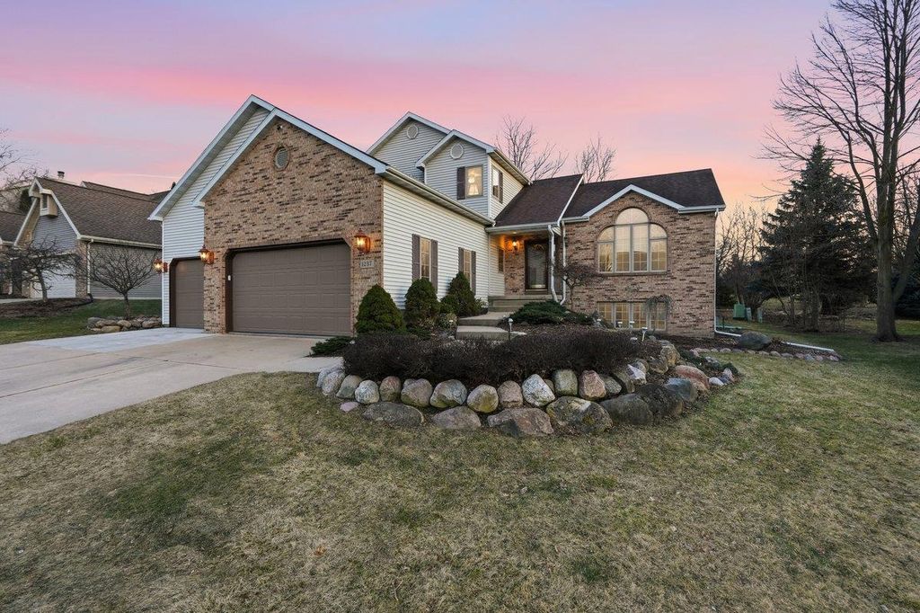 Photo of 1237 Mockingbird LANE, Sun Prairie, WI 53590 (MLS # 2019109)