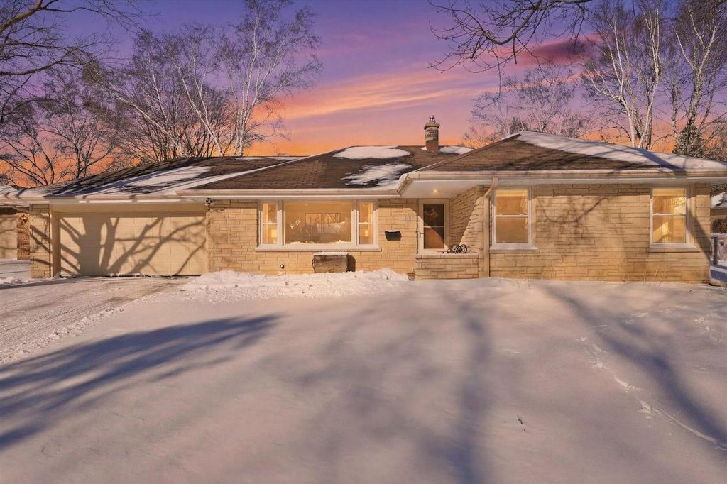 Photo of 963 14th AVENUE, Grafton, WI 53024 (MLS # 1953160)