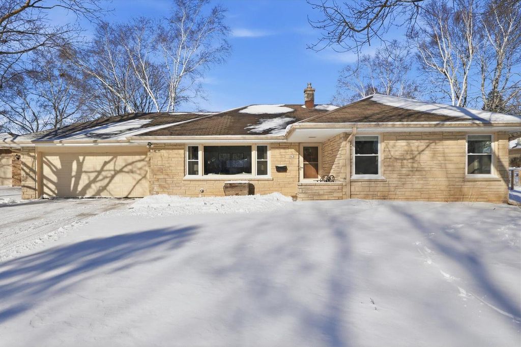 Photo of 963 14th AVENUE, Grafton, WI 53024 (MLS # 1953160)