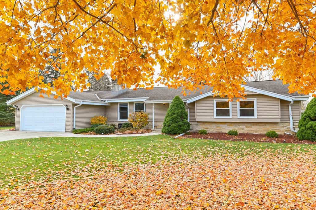 Photo of 18045 Continental DRIVE, Brookfield, WI 53045 (MLS # 1943104)