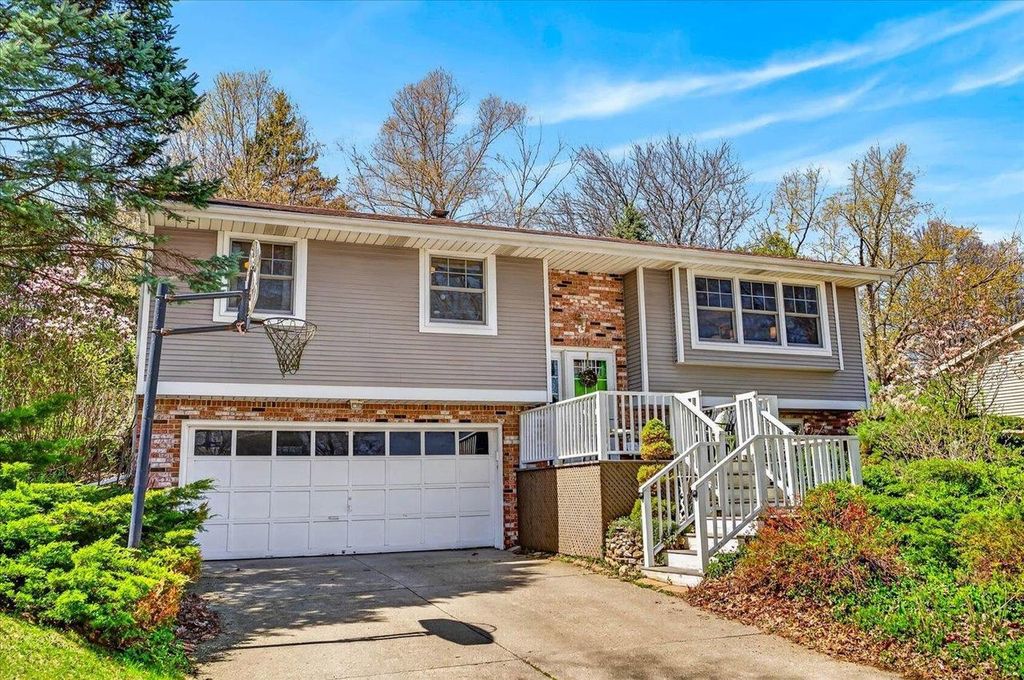 Photo of 1910 La Sierra WAY, Madison, WI 53716 (MLS # 2020770)