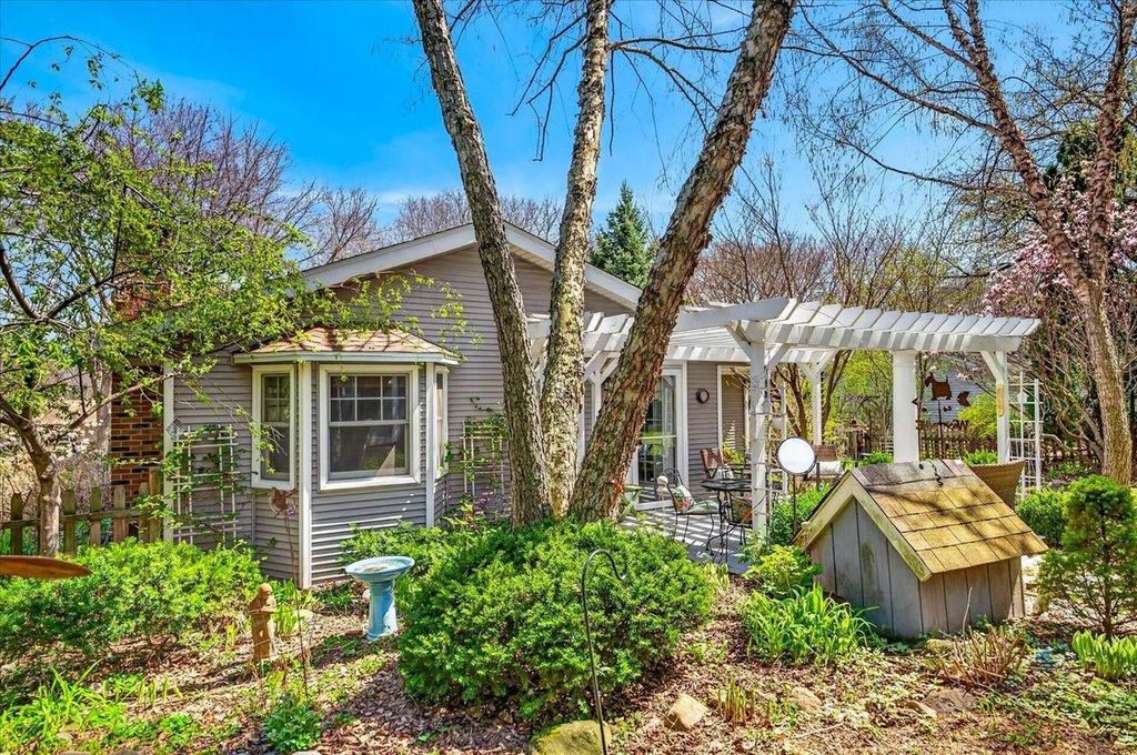 Photo of 1910 La Sierra WAY, Madison, WI 53716 (MLS # 2020770)