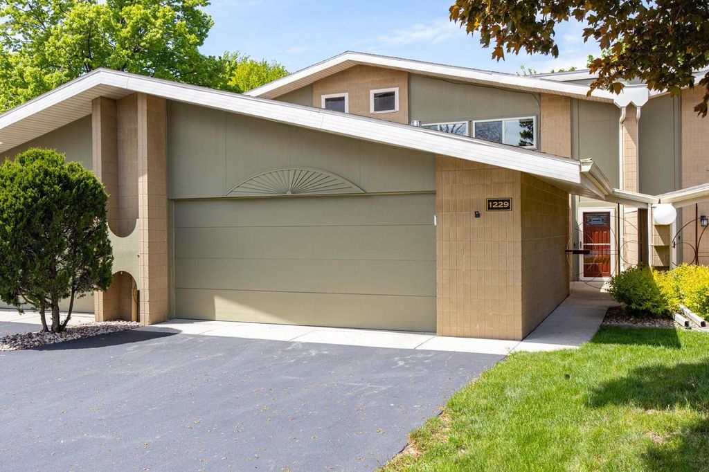 Photo of 1229 Nicolet CIRCLE, Appleton, WI 54914 (MLS # 50325994)