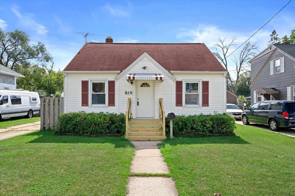 Photo of 819 Mullet PLACE, Green Bay, WI 54304 (MLS # 50332146)