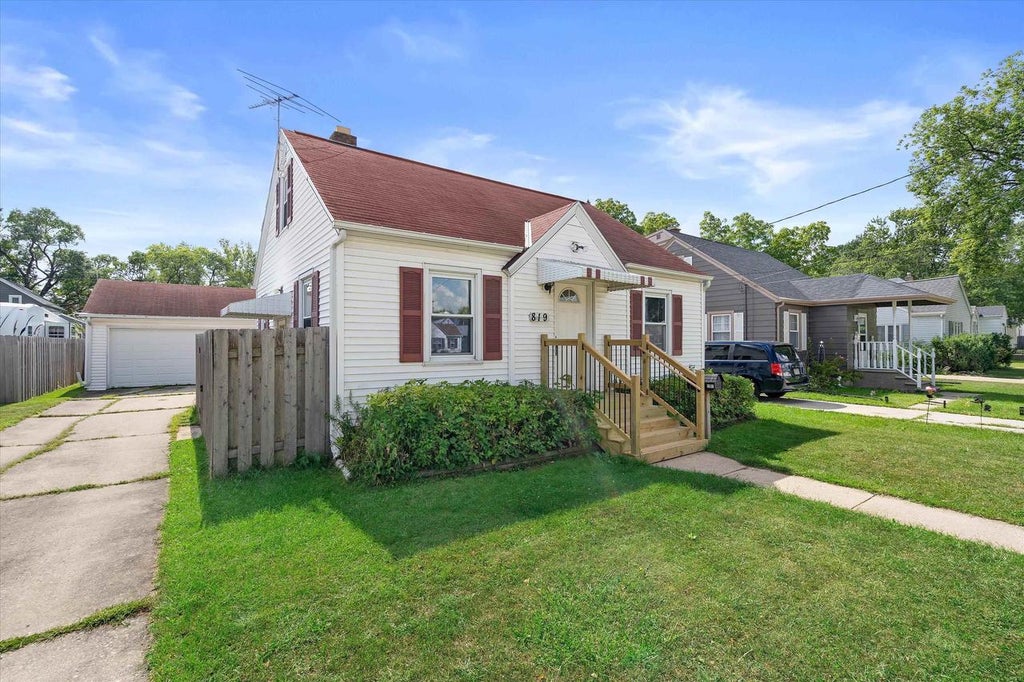 Photo of 819 Mullet PLACE, Green Bay, WI 54304 (MLS # 50332146)
