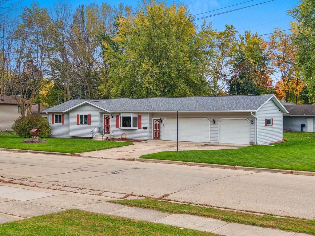 Photo of 69 18th STREET, Clintonville, WI 54929 (MLS # 50316887)