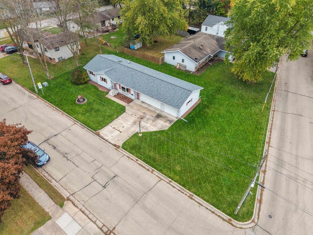 Photo of 69 18th STREET, Clintonville, WI 54929 (MLS # 50316887)