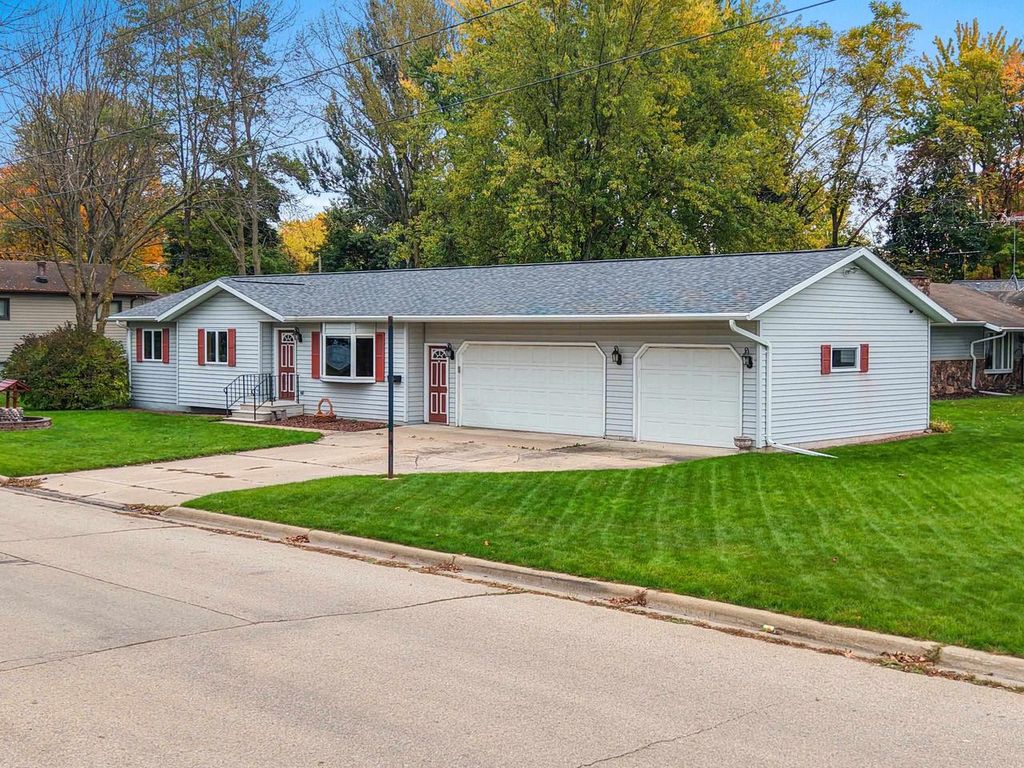 Photo of 69 18th STREET, Clintonville, WI 54929 (MLS # 50316887)