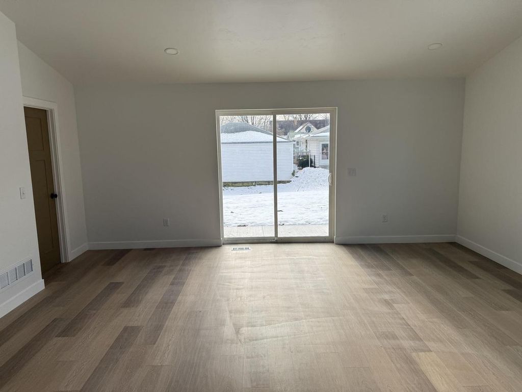 Photo of 1109 E Murdock AVENUE, Oshkosh, WI 54901 (MLS # 50319385)