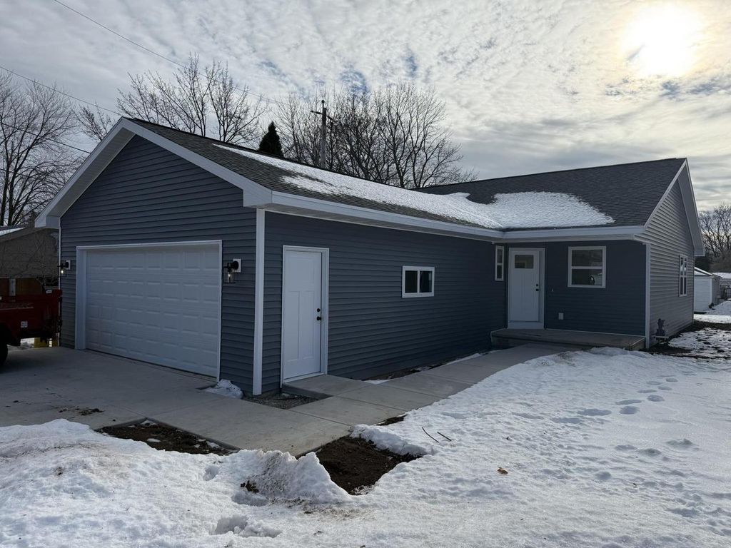 Photo of 1109 E Murdock AVENUE, Oshkosh, WI 54901 (MLS # 50319385)