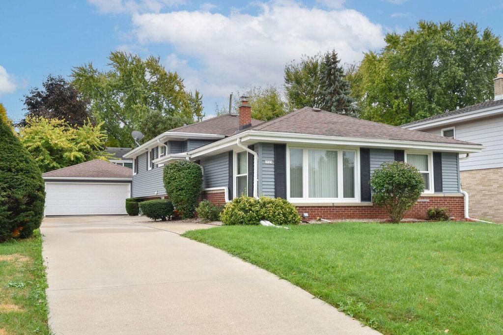 Photo of 9525 W Grantosa DRIVE, Wauwatosa, WI 53222 (MLS # 1939484)