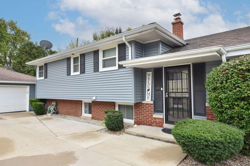 Photo of 9525 W Grantosa DRIVE, Wauwatosa, WI 53222 (MLS # 1939484)