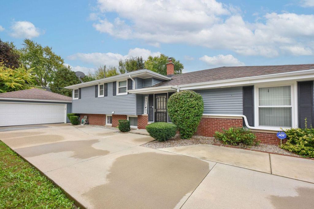 Photo of 9525 W Grantosa DRIVE, Wauwatosa, WI 53222 (MLS # 1939484)