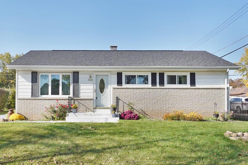 Photo of 3618 W Parnell AVENUE, Milwaukee, WI 53221 (MLS # 1985955)
