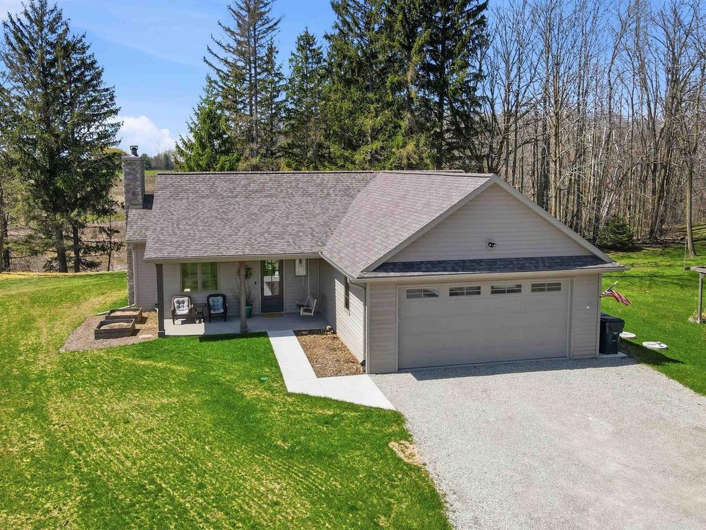 Photo of N2393 Maloney ROAD, Kaukauna, WI 54130 (MLS # 50324251)