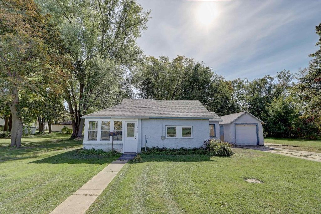 Photo of W229N3655 Sterling COURT, Pewaukee, WI 53072 (MLS # 1944724)