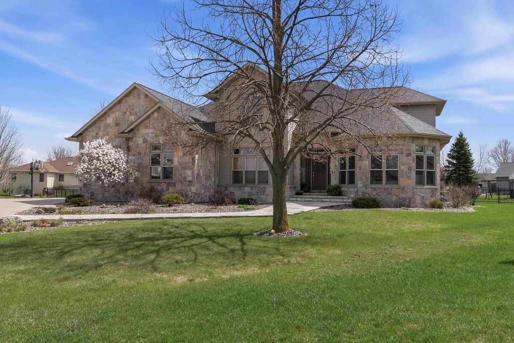 Photo of 15 Park CIRCLE, Fond Du Lac, WI 54935 (MLS # 50323895)