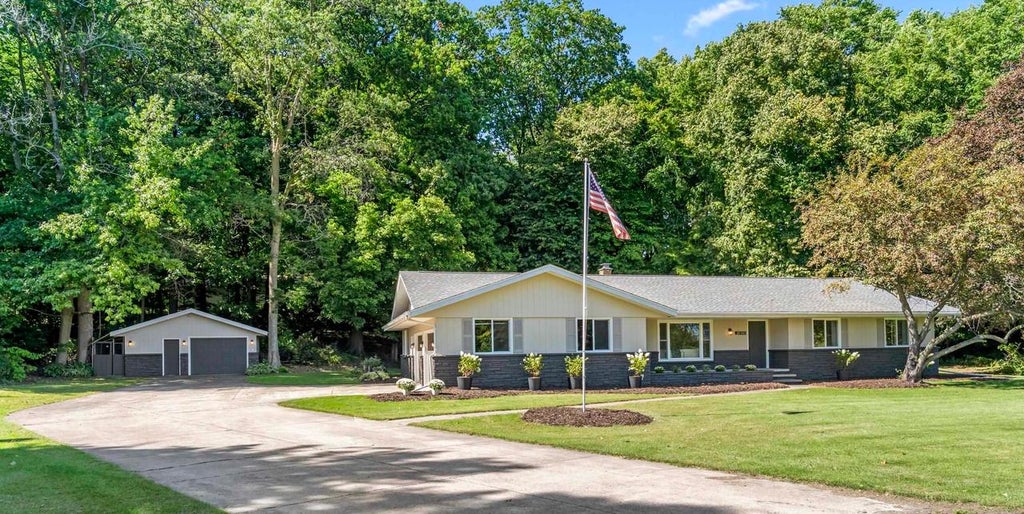 Photo of W3828 Highview DRIVE, Appleton, WI 54913 (MLS # 50332643)