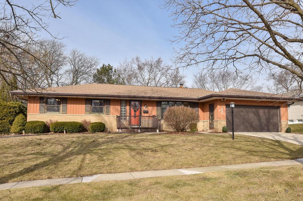 Photo of 5600 Lakeview DRIVE, Greendale, WI 53129 (MLS # 1951510)
