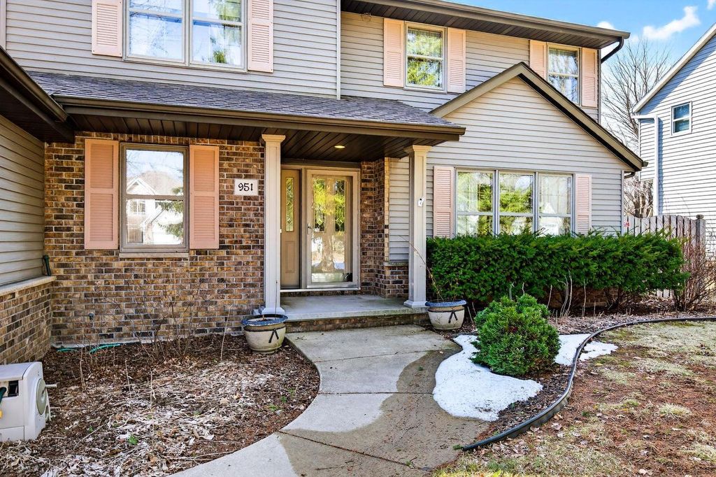 Photo of 951 E Foxmoor LANE, Appleton, WI 54911 (MLS # 50322893)