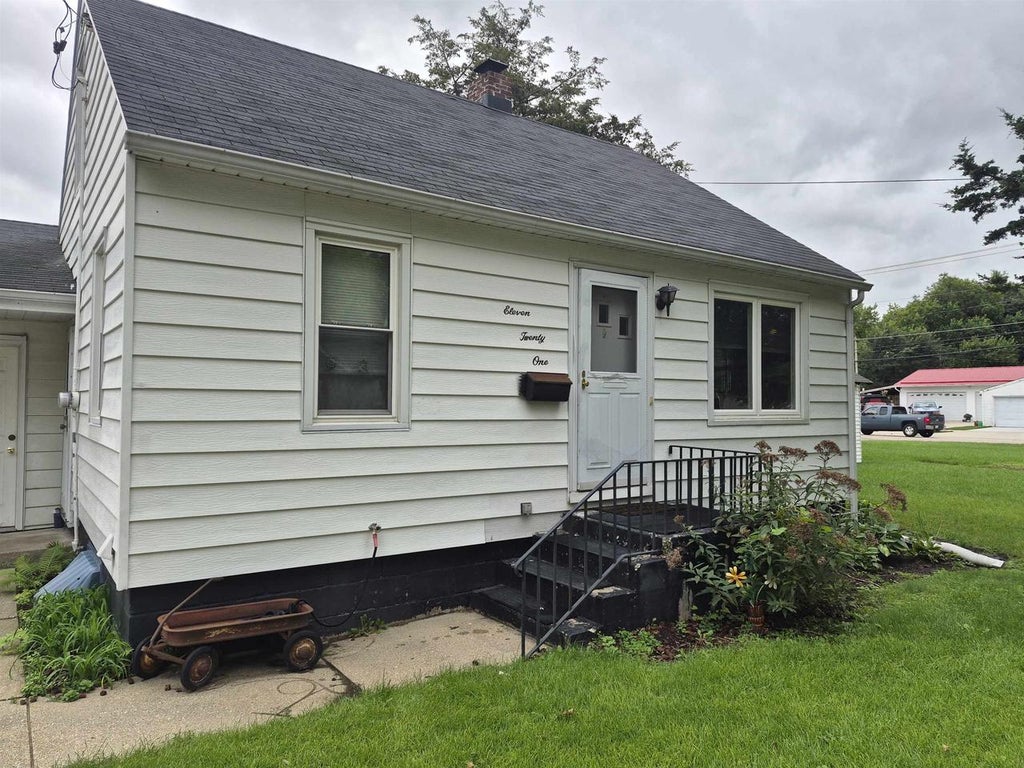 Photo of 1121 Putnam AVENUE, Janesville, WI 53546 (MLS # 2033125)