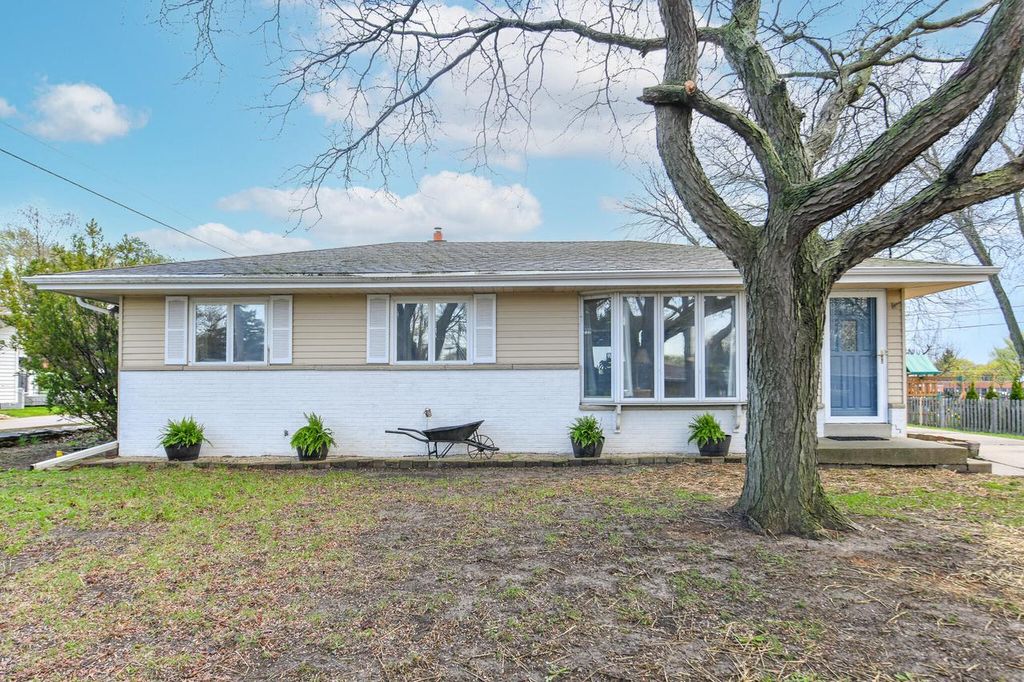 Photo of 5564 S 33rd STREET, Milwaukee, WI 53221 (MLS # 1959432)