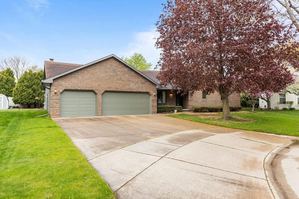 Photo of 21 Kensington COURT, Appleton, WI 54915 (MLS # 50325358)