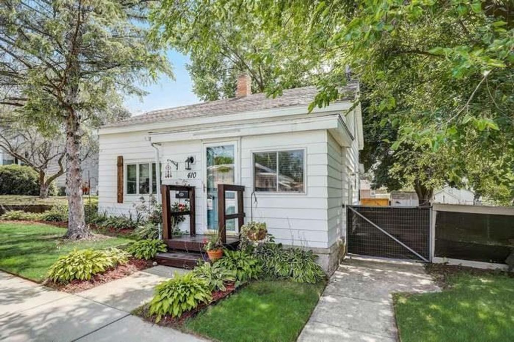 Photo of 410 E Howard STREET, Portage, WI 53901 (MLS # 2015994)