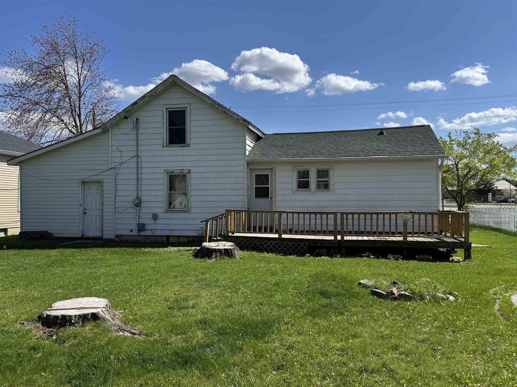 Photo of 907 Park AVENUE, Waupaca, WI 54981 (MLS # 50324845)