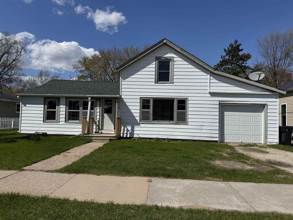 Photo of 907 Park AVENUE, Waupaca, WI 54981 (MLS # 50324845)